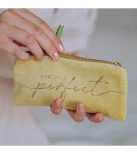 Astuccio, pochette con cerniera  in velluto Nessuno è perfetto . Arte&Bene