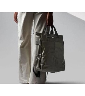 Zaino con tracolla, manici, tasca ampia posteriore antiscippo.Denver. Verde militare, Cm 38 x 32 x 15. Urbanite
